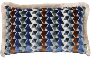 BOHOLOGY Modr&yacute; sametov&yacute; povlak na pol&scaron;t&aacute;ř Brango 30 x 50 cm s tř&aacute;sněmi