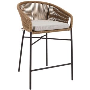 B&eacute;žov&aacute; pleten&aacute; barov&aacute; židle Kave Home Yanet 65 cm