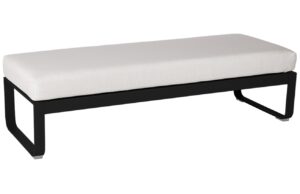 B&iacute;l&aacute; čalouněn&aacute; lavice Fermob Bellevie 148 cm s černou podnož&iacute;