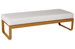B&iacute;l&aacute; čalouněn&aacute; lavice Fermob Bellevie 148 cm s hnědou podnož&iacute;