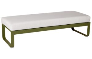 B&iacute;l&aacute; čalouněn&aacute; lavice Fermob Bellevie 148 cm se zelenou podnož&iacute; - odst&iacute;n pesto