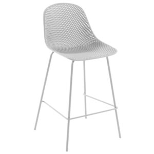 B&iacute;l&aacute; plastov&aacute; barov&aacute; židle Kave Home Quinby 75 cm