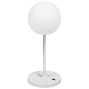 B&iacute;l&aacute; plastov&aacute; stoln&iacute; LED lampa Kave Home Dinesh se &scaron;edou podnož&iacute;