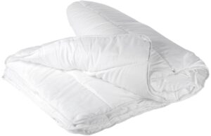 B&iacute;l&aacute; přikr&yacute;vka z mikrovl&aacute;kna Kave Home Mistral 240 x 220 cm