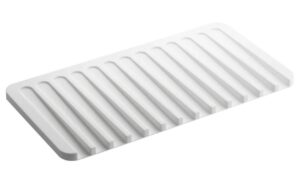 B&iacute;l&aacute; silikonov&aacute; odkap&aacute;vac&iacute; podložka Yamazaki Flow 38 x 20 cm