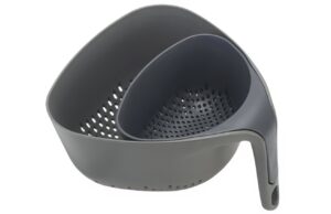 Joseph Joseph Sada dvou &scaron;ed&yacute;ch plastov&yacute;ch cedn&iacute;ků Nest Colanders