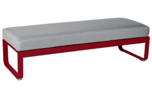 &Scaron;ed&aacute; čalouněn&aacute; lavice Fermob Bellevie 148 cm s červenou podnož&iacute;