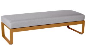 &Scaron;ed&aacute; čalouněn&aacute; lavice Fermob Bellevie 148 cm s hnědou podnož&iacute;