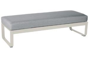&Scaron;ed&aacute; čalouněn&aacute; lavice Fermob Bellevie 148 cm se světle &scaron;edou podnož&iacute;