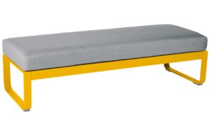 &Scaron;ed&aacute; čalouněn&aacute; lavice Fermob Bellevie 148 cm se žlutou podnož&iacute;