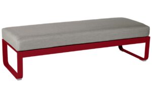 &Scaron;edohněd&aacute; čalouněn&aacute; lavice Fermob Bellevie 148 cm s červenou podnož&iacute;