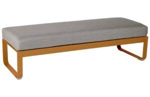 &Scaron;edohněd&aacute; čalouněn&aacute; lavice Fermob Bellevie 148 cm s hnědou podnož&iacute;