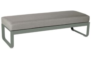 &Scaron;edohněd&aacute; čalouněn&aacute; lavice Fermob Bellevie 148 cm s &scaron;edozelenou podnož&iacute;