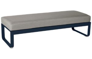 &Scaron;edohněd&aacute; čalouněn&aacute; lavice Fermob Bellevie 148 cm s tmavě modrou podnož&iacute;