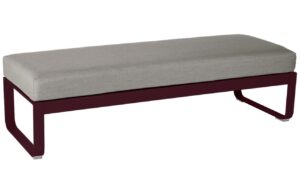 &Scaron;edohněd&aacute; čalouněn&aacute; lavice Fermob Bellevie 148 cm s tře&scaron;ňově červenou podnož&iacute;
