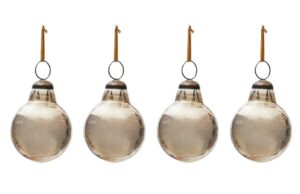 Set čtyř hněd&yacute;ch skleněn&yacute;ch v&aacute;nočn&iacute;ch ozdob Kave Home Piril 6 cm
