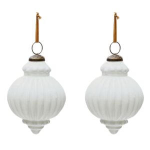 Set dvou b&iacute;l&yacute;ch skleněn&yacute;ch v&aacute;nočn&iacute;ch ozdob Kave Home Irlo 10 cm