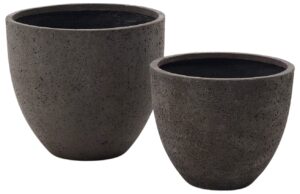 Set dvou tmavě &scaron;ed&yacute;ch zahradn&iacute;ch květin&aacute;čů Kave Home Serili