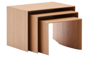 Set tř&iacute; dubov&yacute;ch odkl&aacute;dac&iacute;ch stolků Kave Home Litto
