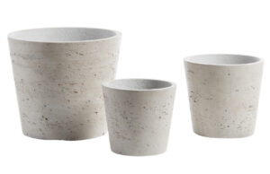Set tř&iacute; &scaron;ed&yacute;ch betonov&yacute;ch květin&aacute;čů Kave Home Low