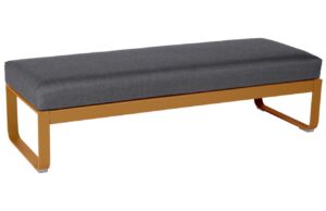 Tmavě &scaron;ed&aacute; čalouněn&aacute; lavice Fermob Bellevie 148 cm s hnědou podnož&iacute;