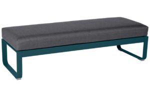 Tmavě &scaron;ed&aacute; čalouněn&aacute; lavice Fermob Bellevie 148 cm s modrou podnož&iacute;