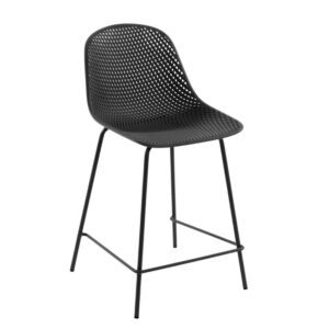 Tmavě &scaron;ed&aacute; plastov&aacute; barov&aacute; židle Kave Home Quinby 65 cm