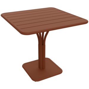Zemitě červen&yacute; kovov&yacute; stůl Fermob Luxembourg Pedestal 80 x 80 cm