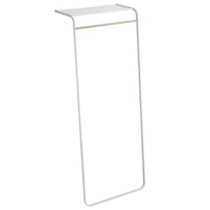 B&iacute;l&yacute; kovov&yacute; stojac&iacute; vě&scaron;&aacute;k s polic&iacute; Yamazaki Tower 160 cm